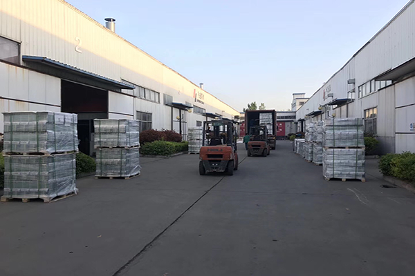 客戶參觀工廠后，首單訂了一個(gè)集裝箱的剎車片(圖1)